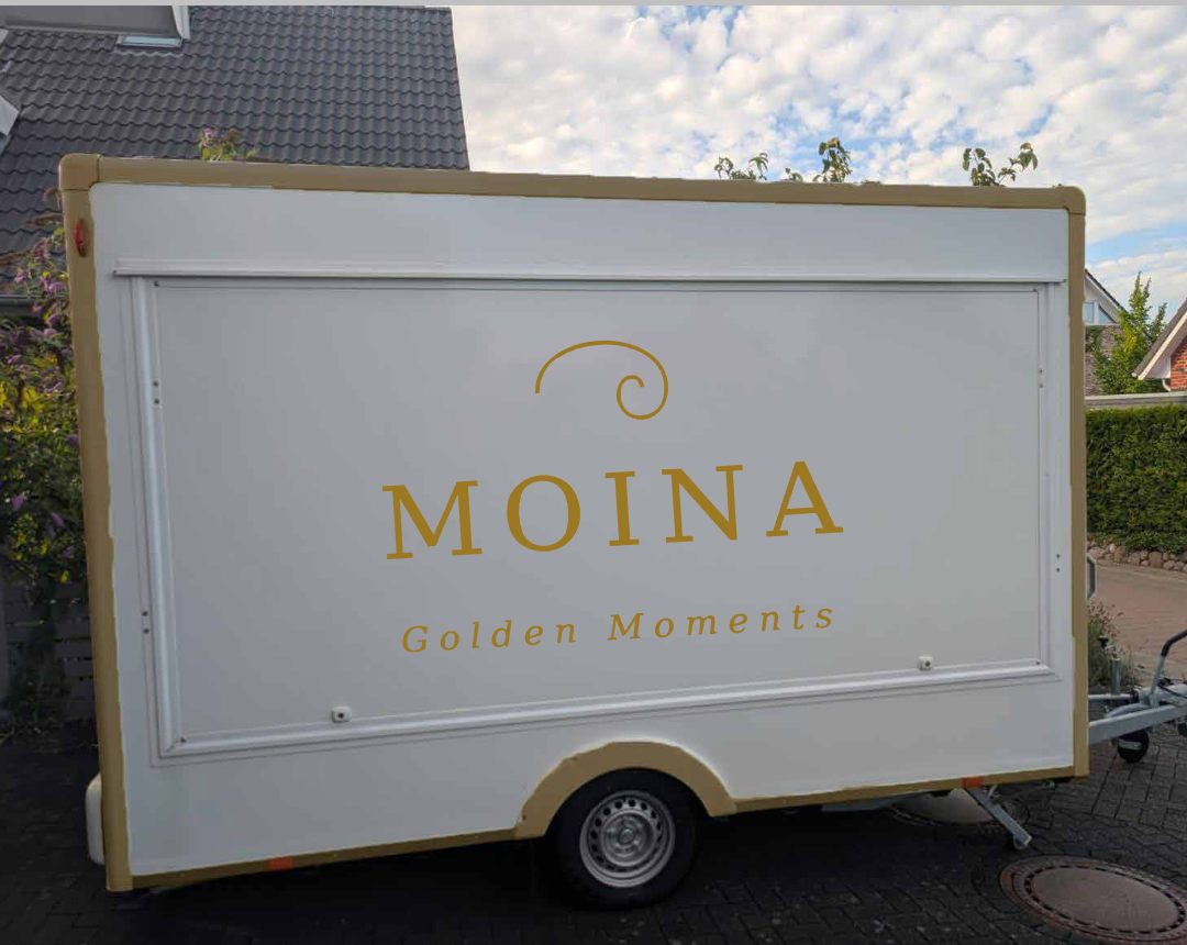 Der MOINA Verkaufsanhänger in Weiß mit goldenem Schriftzug